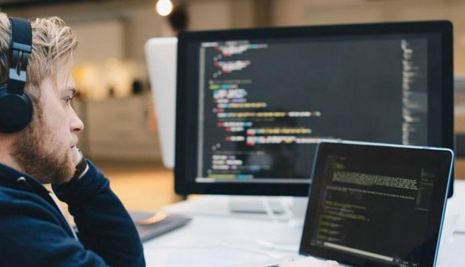 FOTO 1 | 1. Desarrollador de Software.Se espera que para 2022 las vacantes en desarrollo de software crezcan mucho más que cualquier otro empleo (con una proyección de crecimiento del 22.8%) y hay muchos trabajos de medio tiempo o trabajos remotos en este sector que consiste en diseñar programas, sitios web y aplicaciones pero también en probar y mejorar softwares ya existentes en una gran variedad de industrias. El trabajo puede hacerse vía remota y en Estados Unidos, una hora de trabajo de un programador vale alrededor de $38 dólares.Así como las matemáticas, la programación requiere que pongas atención a los pequeños detalles. Programar es un término general, hay muchos lenguajes que puedes aprender, pero necesitas identificar cuáles son los más comunes para acomodarte bien en los perfiles buscados. Por ejemplo, JavaScript y HTML son los lenguajes más comunes utilizados para desarrollar sitios web y videojuegos. Para encontrar qué lenguajes te conviene más aprender, empieza con los más comunes y los que pueden ser utilizados para diferentes aplicaciones. Toma tiempo aprender a programar, pero lo puedes hacer gratis desde Codeacademy, una plataforma online que te enseña clases de programación en 12 lenguajes diferentes incluyendo JavaScript y Python, así como HTML y CSS.

Para buscar trabajo como programador, visita sitios de freelancers y trabajos de medio tiempo como Upwork, FlexJobs, Gigster y PeoplePerHour. También te puedes registrar en proyectos y en mercados laborales específicos para desarrolladores y programadores como AppExchance, Surge Forward, Koder, Toptal, gun.io, CodementorX y Workhoppers. También intenta en Glassdoor, Indeed y Monster.

Para buscar estas vacantes usa títulos como ingeniero en software, desarrollador de software, web developer, DevOps developer y desarrollador de aplicaciones. (Foto: Getty)