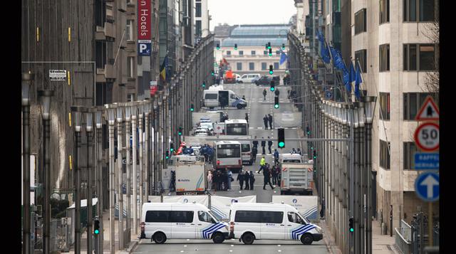 Los servicios de emergencia y la policía trabajan en torno a una estación de metro después de una explosión en Bruselas. (Foto AP / Virginia Mayo)