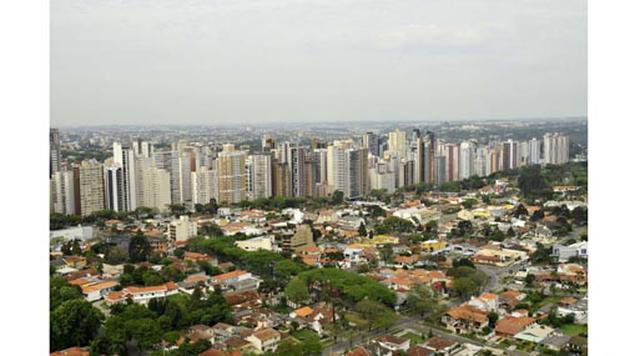 Curitiba, Brasil. Homicidios: 587. Población: 1.864.416. Tasa de homicidios: 31.48. Imagen aérea del centro de Curitiba. (Foto: Andre Seale/SpecialistStock/REX)