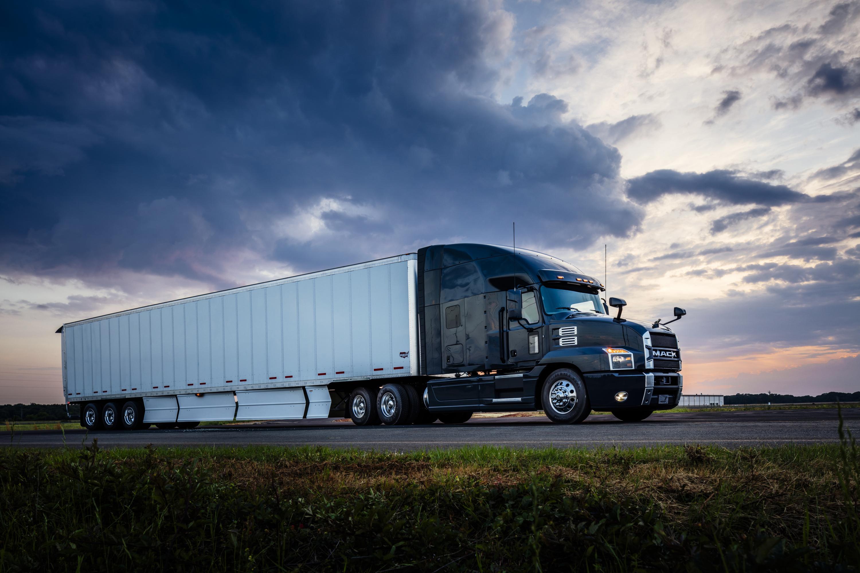Los neumáticos del Mack Anthem están diseñados para operar dentro y fuera de la carretera.