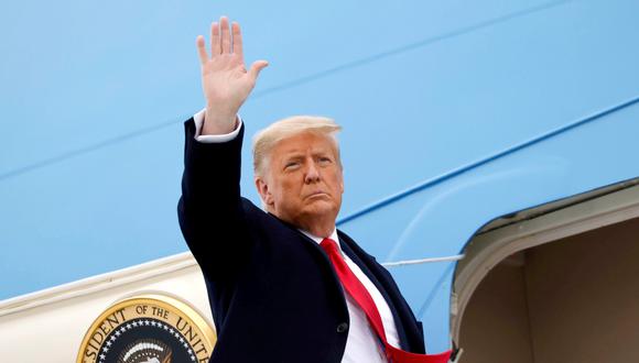 Donald Trump saluda mientras aborda el Air Force One en el Aeropuerto Internacional Valley después de visitar el muro fronterizo entre Estados Unidos y México, en Harlingen, Texas, el 12 de enero de 2021. (REUTERS / Carlos Barria).