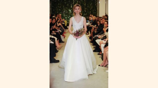 La romántica novia de Carolina Herrera, entre tules, sedas y encajes