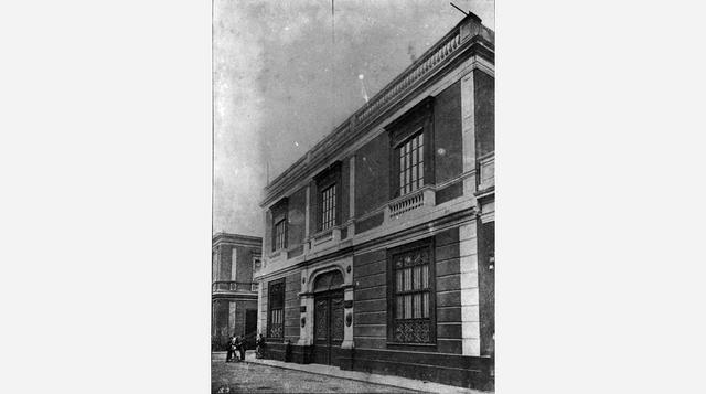 El 9 de abril de 1889 el Banco Italiano, que años después cambia su nombre por Banco de Crédito BCP, abre sus puertas con un capital inicial de 40,000 libras peruanas. Su primer local estaba ubicado en la Calle Mantas.