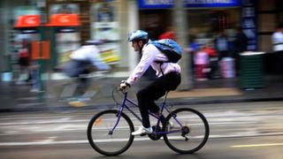 ¿Va en bicicleta a su trabajo? Piénselo dos veces antes de salir sin casco