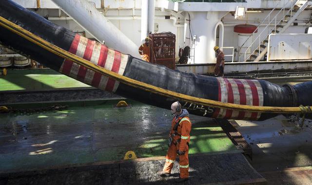 La inversión ayudará a la compañía a mantener una producción anual de al menos 1.2 millones de quilates durante los próximos 20 años, dijo el máximo responsable, Bruce Cleaver, en una entrevista.   En la foto, un enorme tubo de succión extrae diamantes qu