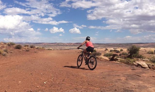 Foto 12 | Dónde: Moab, Utah. Michelle Schroeder-Gardner, fundadora del sitio web de finanzas Making Sense of Cents, comenta: “Moab, Utah es un gran lugar para viajar si buscas explorar el aire libre. Hay dos parques nacionales en esta ciudad: el Parque Nacional Canyonlands y el Parque Nacional Arches, junto con parques estatales y muchas áreas recreativas por todas partes. Puede acampar de forma gratuita en diferentes áreas de la ciudad, o también hay hoteles y Airbnbs. Si te gusta acampar, entonces como dije, puedes acampar gratis en un hermoso lugar con vistas a la montaña o al cañón. Una forma económica de ver Moab es alojarse en una de sus muchas cabañas. Por ejemplo, puede hospedarse en Archview RV Park en una cabaña de camping básica con dos camas por solo US$ 78 por noche. En Moab, hay una cantidad infinita de actividades. Puedes practicar escalada en roca, rafting, kayak, explorar los parques nacionales, paracaidismo, fuera de la carretera (puedes alquilar Jeeps e ir de paseo si no tienes el tuyo), campamento y más. Mi recorrido favorito es el viaje en bote por el río con Canyon Voyages”.
