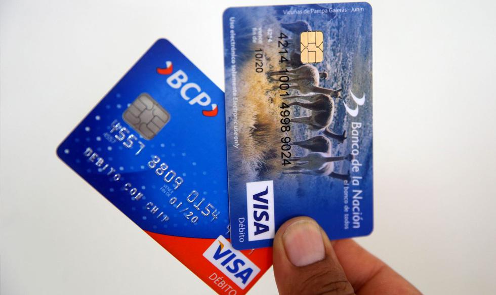 Foto 5 | Más de 600,000 deudores ya usan el 80% de líneas de sus tarjetas de crédito. El número de personas con deudas en sus tarjetas de crédito superó los 2.9 millones a fines del 2017, según la central de riesgo Sentinel. Tal cifra representa un aumento de 1.7% (49,130) respecto del año previo. De ese total de deudores, ya son 639,259 los que utilizan más del 80% de las líneas de crédito de sus tarjetas; mientras que otros 369,801 han usado entre 60% y 80% de las líneas autorizadas por los bancos. La deuda de ambos grupos de tarjetahabientes sumó S/ 8,895 millones, es decir, el 48.06% del total de las obligaciones adquiridas con las tarjetas de crédito en el 2017. Estos altos niveles de uso de las líneas aprobadas de las tarjetas son una señal de alerta para el sistema financiero, y deben ser evaluados con cuidado, advirtió Yanina Cáceres, directora general de Negocios de Sentinel. “Son un millón de personas, lo cual es bastante, y representan una buena cantidad del saldo de deuda (de las tarjetas)”, indicó.  (Foto: Andina).