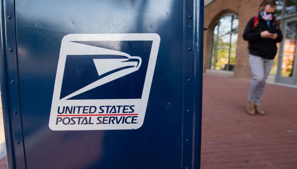 Una vez más el precio de los servicios de la USPS subirá para julio de 2024. Aquí un buzón afuera de una oficina postal del Servicio Postal de los Estados Unidos en Washington, DC, el 16 de abril de 2020 (Foto: Saúl Loeb / AFP)