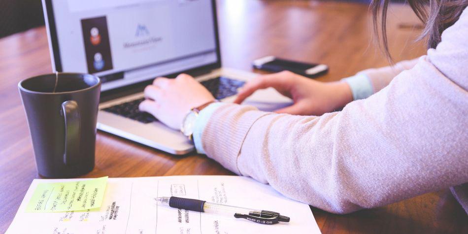 Una tesis de grado es un trabajo de investigación que se realiza al término de una carrera universitaria. (Foto: Pixabay)