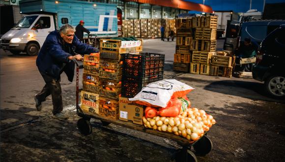 Un mayorista agrícola habitual en el mercado de frutas de Tapiales teme el aumento de la inflación en Argentina. Foto: Difusión