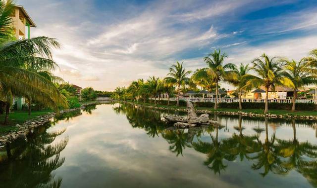 Cuba. En la primavera, Cuba se vuelve placenteramente poco concurrida, por lo que mayo es una excelente época para viajar allí por menos. Escoge un paquete con todo incluido cerca de La Habana para conocer los encantos de la ciudad o para descubrir su his