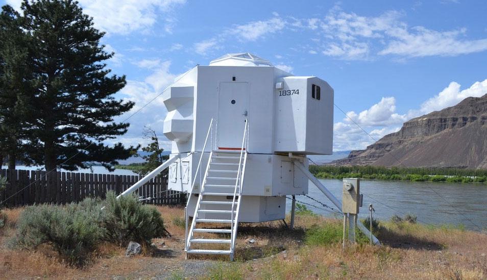 FOTO 1 | El acceso a la casa, que es muy parecida al módulo lunar de las misiones Apolo, es una escalerilla y una vez adentro, se nota un interior muy confortable que mide unos 22 metros cuadrados.