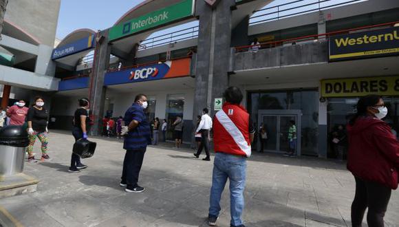 La Defensoría pidió controlar la afluencia de las personas a las agencias bancarias, asegurando las medidas de protección. (Foto: Fernando Sangama / GEC)