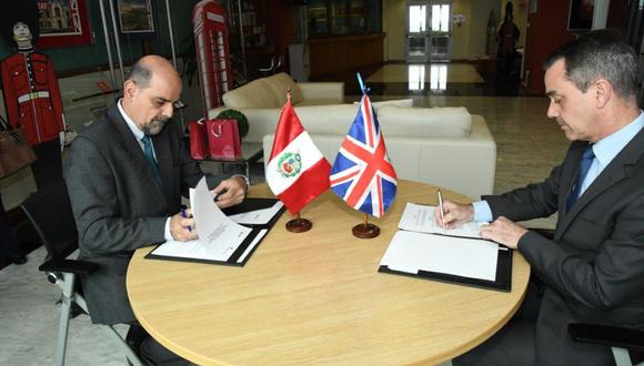 El acuerdo fue suscrito en las instalaciones de la Embajada Británica en Lima. (Foto: Difusión)