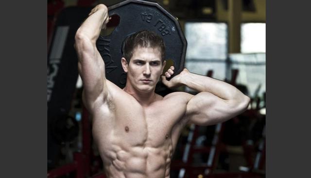 Foto 3 | Scott Herman creció prácticamente en el gimnasio, después de haber trabajado en ellos desde que tenía 14 años en su estado natal de Massachusetts. Tras obtener una Licenciatura en Administración de Empresas, Scott saltó a la fama por ser el dueño de la revista de Men’s Health “Best Abs at the East Coast”. Su objetivo es utilizar su fama y su gran presencia en las redes sociales para hacer del mundo un lugar más saludable y fitness. (Foto: Youtube)