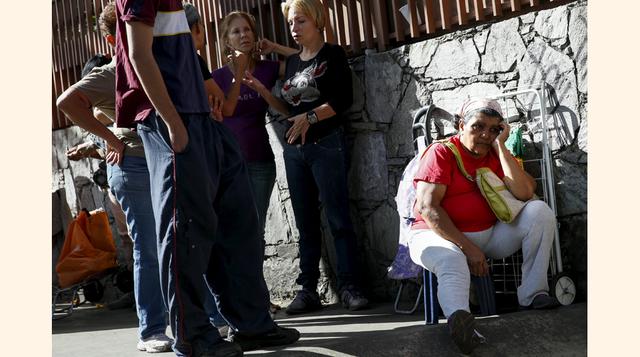 Los venezolanos ya están acostumbrados a hacer cola para ingresar a los supermercados, como en este centro de abastos llamado Bicentenario, que es administrado por el Estado. Molestos por el cierre temporal de un supermercado estatal en el oeste de Venezu