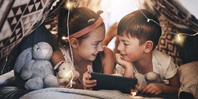 FOTO 9 |  Realización de un campamento casero (actividad física e intelectual) (Foto: iStock)