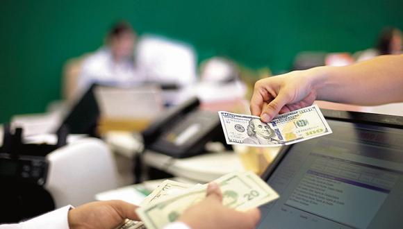 Dólares. Personas convierten su dinero a esa divisa buscando refugio ante alza de precios e incertidumbre. (Foto: GEC)