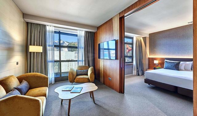 FOTO 39 | Gran Hotel Domine Bilbao, Bilbao
No es nuevo, pero sí está completamente renovado para lograr, ahora sí, convertirse en el hotel de lujo de referencia en la ciudad. Sus insuperables vistas del Guggenheim y un servicio exquisito hacen de él un grande. La Penthouse Suite hará que te enamores (más aún) de la capital vizcaína.