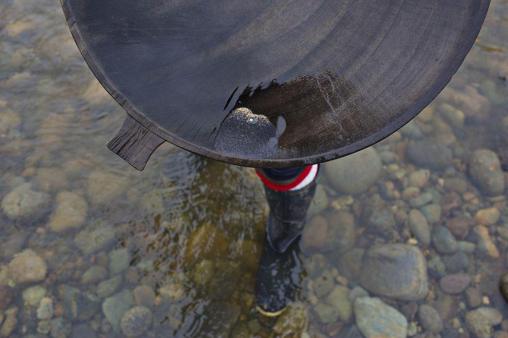 Manchas de oro en una sartén en una mina ilegal cerca de la ciudad de Quibdó, Colombia. Foto: Nicolo Filippo Rosso / Bloomberg