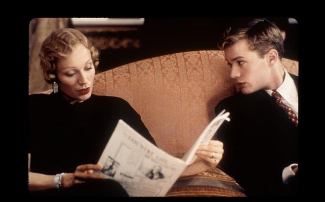 FOTO 13 | Muerte a la media noche (Gosford Park)
Esta película de misterio de Robert Altman tal vez no sea la opción más obvia, pero es lo suficientemente entretenida para mantenerte al filo de tu asiento. Pero lo más importante….

¿Por qué verla? Hacer feliz a las personas, dándoles un gran servicio, es importante en cualquier negocio. El personaje de Helen Mirren lo dice perfectamente: “¿Qué regalo crees que separa a un buen sirviente de los demás? Es el de la anticipación. Yo soy una buena sirvienta, soy mejor que buena, soy la mejor, soy la sirvienta perfecta. Sé cuándo tendrán hambre y la comida estará lista. Sé cuándo estarán cansados y la cama estará lista. Lo sabré antes de que ellos lo sepan”.