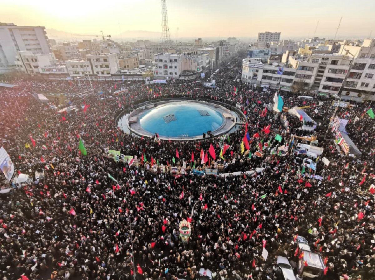 Manifestantes iraníes se reúnen durante la etapa final de la procesión fúnebre de Qasem Soleimani, en su ciudad natal Kerman. (Foto: AFP)