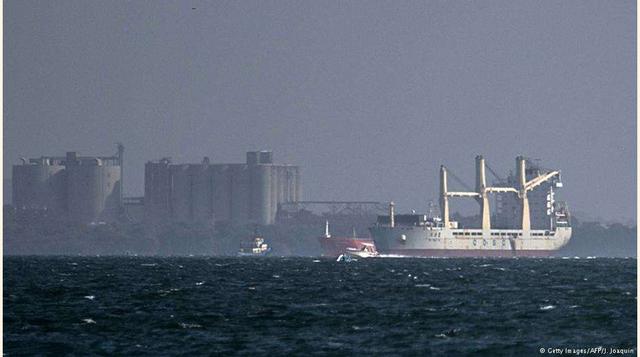 Cartagena, Con un movimiento de 2,6 millones de TEU en 2015, el puerto de Cartagena, el más importante de Colombia, ocupa el puesto número 4 del ranking de la CEPAL. Sin embargo, con ese movimiento de contenedores no alcanza a ingresar a los 50 puertos co