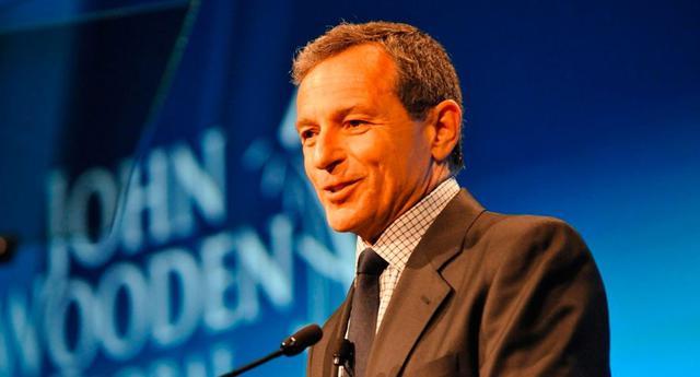 FOTO 13 | 13. El CEO de Disney Bob Iger se levanta súper temprano para leer
Según Inc., el CEO de Disney Bob Iger se levanta dolorosamente temprano para leer y hacer ejercicio.
Según una entrevista que le hicieron en el New York Times en 2009, se despierta a las 4:30 de la mañana, lee los periódicos, revisa su correo y navega durante un rato. (Foto: Michael Tullberg/Getty Images)