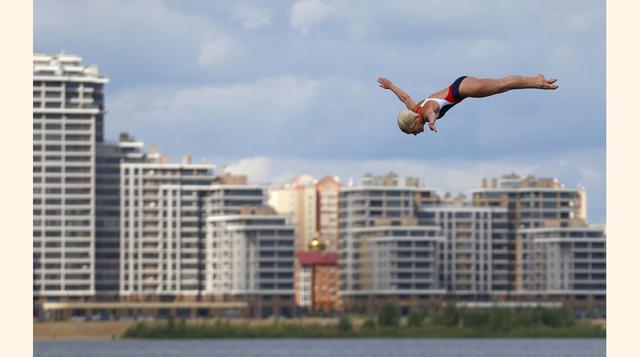 Rachelle Simpson de EE.UU. se sumerge durante la competencia de 20m de alto en buceo femenino en el Campeonato Mundial de Natación en Kazan, Rusia. (Foto: Reuters / Hannibal Hanschke)