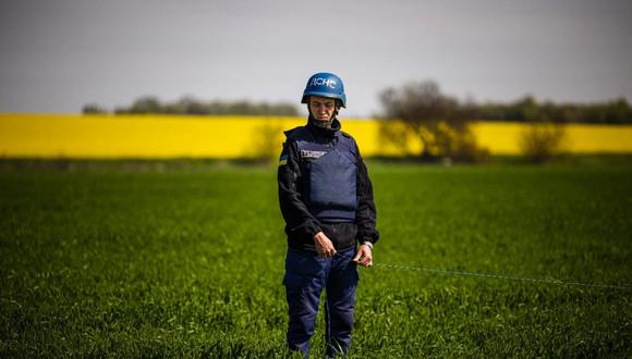 Cada vez que remueven el terreno se arriesgan a activar algún dispositivo, en un motivo más de preocupación para la próxima cosecha de los agricultores ucranianos. (Foto:AFP).