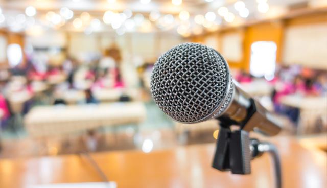 FOTO 2 | 2. Para convencer, tener razón no es lo primero.

Es cierto: los seres humanos buscamos la verdad constantemente, pero no somos robots que realicen ecuaciones matemáticas y lógicas perfectas en nuestra mente, sino que percibimos la realidad y la procesamos a través de la complejidad de nuestro entorno y nuestra propia naturaleza.

Cada persona en lo individual tiene un pequeño mundo dentro de sí misma, que está intentando comprender y resolver. A un nivel muy fundamental, nuestro motor primario es evitar el dolor y lograr la supervivencia. Cosas como hambre, sed, instinto; felicidad y tristeza, cansancio y dolor juegan una parte importante en las decisiones que tomamos todos los días. (Foto: Freepik)