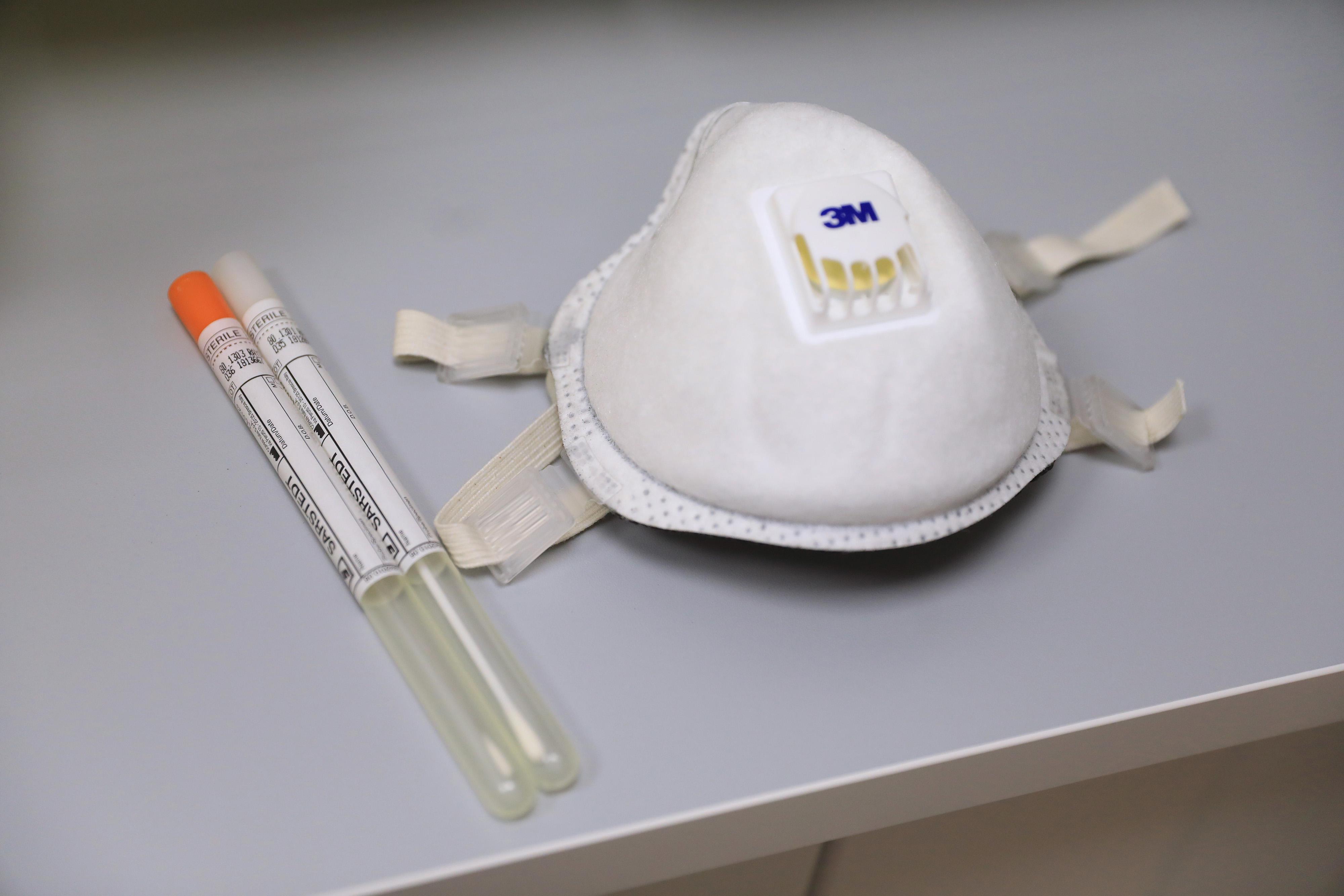 También destaca a la empresa 3M Co., cuyos envíos de tapabocas N95 a Canadá y América Latina habían sido originalmente bloqueados por el presidente Donald Trump. Photographer: Krisztian Bocsi/Bloomberg