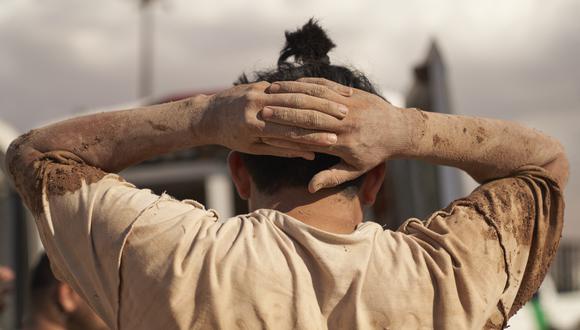 Un migrante, detenido por agentes de la Patrulla Fronteriza de EE. UU., cruza las manos detrás de la cabeza después de ingresar ilegalmente a los Estados Unidos desde México el 6 de octubre de 2022 en Calexico, California. (Foto de allison cena / AFP)
