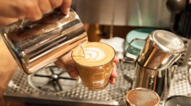 Department of Caffeine, Singapur. Los granos de café especialmente de origen sostenible son los que más resaltan de esta pequeña cafetería oculta, que también cuenta con una excelente selección de té. Se llena sobre todo los fines de semana, que es cuando