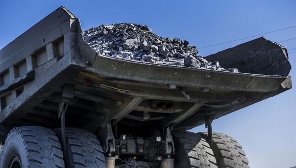 Un camión volquete cargado con roca de mineral de hierro excavada sale de la mina de mineral de hierro Yeristovo y Poltava, operada por Ferrexpo Poltava Mining PJSC, en Poltava, Ucrania, el viernes 5 de mayo de 2017. Fotógrafo: Vincent Mundy/Bloomberg