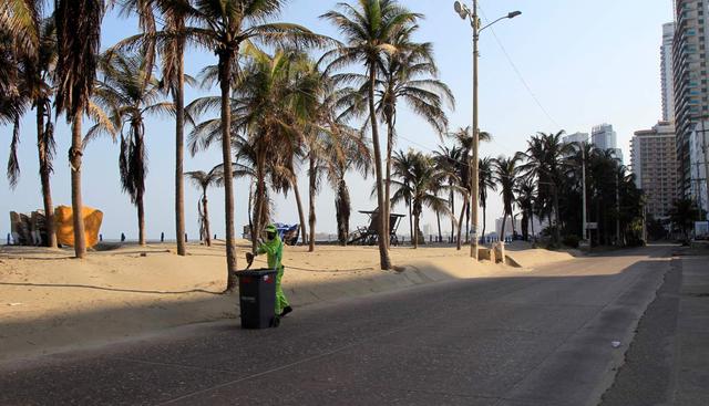 En las playas, usualmente atiborradas de turistas y de vendedores, hoy se ven más pájaros que personas, mientras que en el centro histórico y en el turístico barrio de Getsemaní el silencio es sepulcral, sin cartageneros ni turistas. (EFE/ Ricardo Maldonado Rozo).