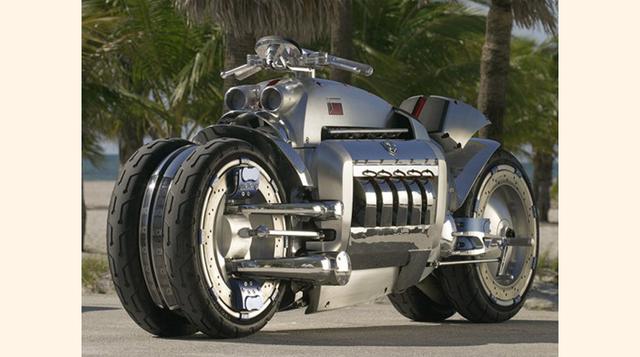 DODGE TOMAHAWK V10 con $550,000, tiene un increíble diseño Art Deco fue fabricada en las intalaciones de Chrysler. Cuenta con un motor V10 SRT10 del Dodge Viper de 500 caballos de fuerza, 8.3 litros.(Foto:Megaricos)