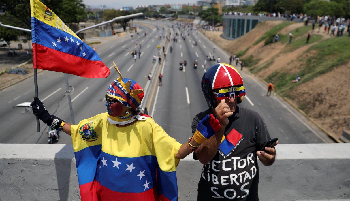 Decenas de venezolanos comenzaron a concentrarse en varias zonas de Caracas y en elinterior del país, un día después del efímero levantamiento militar encabezado por Guaidó.&nbsp;(Foto: AFP)