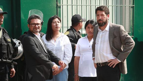 Ronald Atencio y Raúl Noblecilla en sede de la Dinoes, ingresando junto a Betssy Chávez. (Foto: GEC)