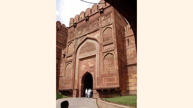 Fuerte Agra (India). El emperador Sha Jahan, quien construyó el Taj Mahal, fue encarcelado por el Fuerte Agra por su hijo Aurangzeb; desde ahí podía observar la tumba de su esposa. (Foto: Wikipedia)