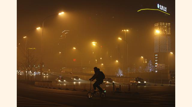 Vista nocturna de la ciudad de Beijing cubierta por una densa neblina producto de la alta contaminación. (Foto: AP)