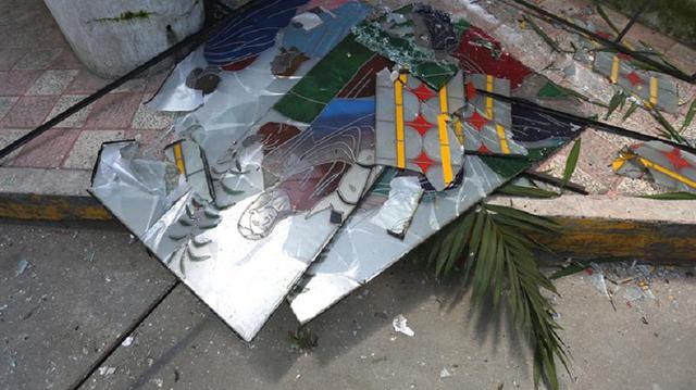 Foto 8 | Manténgase alejado de ventanas, vidrios, espejos, puertas exteriores o paredes y de todo lo que pueda caerle como lámparas y muebles.