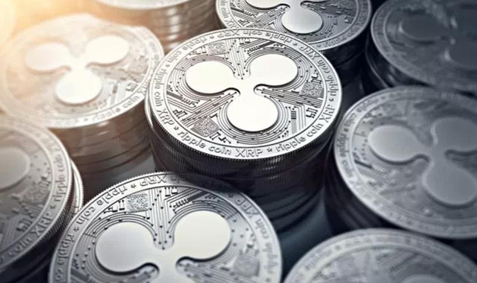 FOTO 6 | Ripple. Es una criptomoneda clásica, ya que aunque muchos lo desconozcan, fue creada en 2004 por Ryan Fugger, inventor del sistema de pago RipplePay. Con la intención crear un sistema financiero descentralizado que posibilitara a cualquier usuario ser su propio banco, sin necesidad de intermediarios, Ripple sentó las bases de las criptomonedas años antes de que llegara el famoso Bitcoin. Ripple ha seducido, en los últimos años, a grandes entidades bancarias, incluidas las españolas Santander o BBVA. Su valor actual ronda los 2 euros.