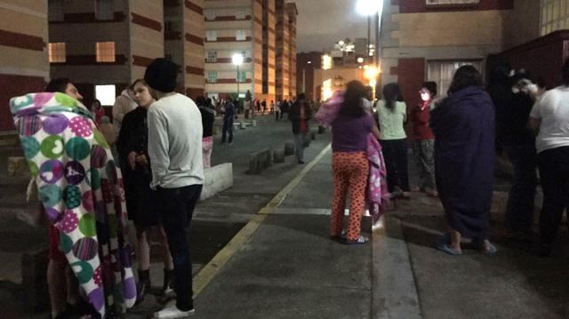 Foto 2 | Practique simulacros de terremoto. Con anticipación, cada miembro de su familia, oficina o escuela debería saber dónde colocarse en caso de sismo; por ejemplo, debajo de un escritorio o una mesa fuerte.