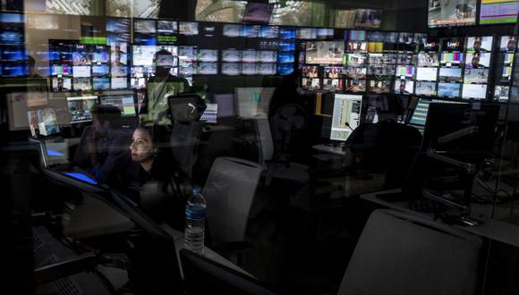 Una fotografía tomada el 13 de noviembre de 2018 muestra la sala de control en la nueva sede del canal de televisión de noticias multilingüe Euronews en el distrito Confluence de Lyon, sureste de Francia. (Foto de JEAN-PHILIPPE KSIAZEK / AFP)