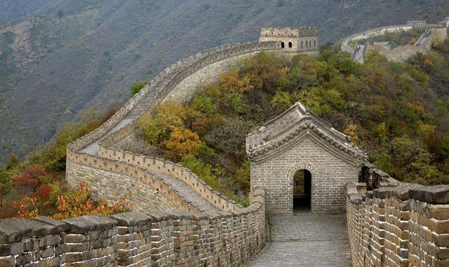 LA GRAN MURALLA, CHINA. La Gran Muralla China es una gran fortificación planeada para proteger al país. Fue construida y modificada entre el siglo V a.C. y el siglo XVI d.C. y está ubicada en la frontera norte del país. 