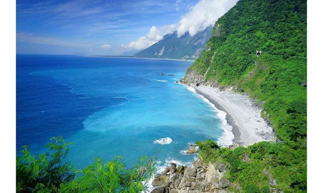 ACANTILADO DE QINGSHUI, TAIWÁN. Con alturas de hasta 800 metros, el acantilado de Qingshui se eleva de cara al Pacífico, en la costa este de Taiwán, y se extiende por 20 kilómetros. Se puede absorber toda su belleza si se recorre la vieja autopista Su-Hua