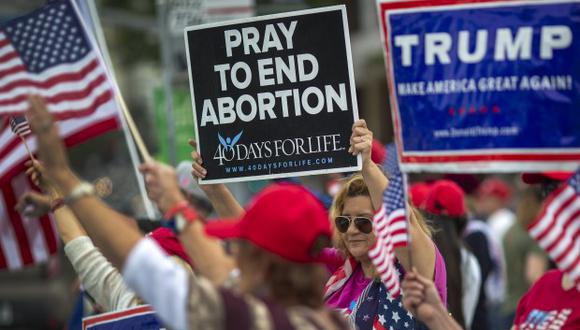 Una mujer sostiene una pancarta contra el aborto como simpatizantes de la manifestación del expresidente Donald Trump. (Foto: AFP).