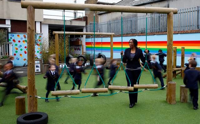 FOTO 12 | 12. Maxine Mallett tiene 53 aﬁos y es profesora jefe de un colegio en Londres. “El periodo más estresante de mi carrera fue cuando tuve hijos. Las mujeres que retornan al trabajo después de haber sido madres, a veces son tratadas con desconfianza, como si su nueva situación mermara su compromiso con el trabajo”. Luego aﬁade: "Debemos eliminar Las barreras y apoyarnos entre todos. Acceder a un desarrollo profesional gratificante no deberÍa ser una constante batalla”. (Foto: Reuters)