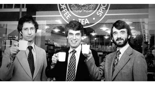 1. La compañía Starbucks toma su nombre en honor al primer oficial abordo del &quot;Perquod&quot;, el mítico barco de la novela &quot;Moby Dick&quot;. En la foto aparecen los iniciadores del negocio: Jerry Baldwin, Zev Siegel y Gordon Bowker.